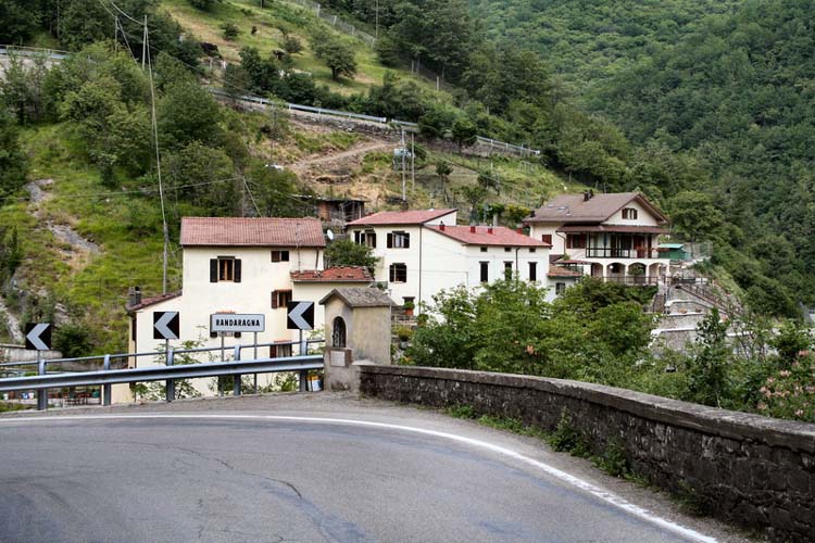  Image name: 02-randaragna.jpg 
 width: 750 pixel 
 height: 500 pixel 
 Size: 92578 bytes 
 Click to enlarge 